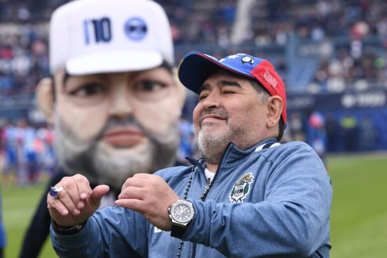 Maradona presenteia o Gimnasia com sua renovação até 2021