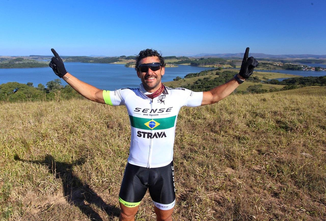 Tour do Fred | Atacante segue pedalando na madrugada desta quarta-feira