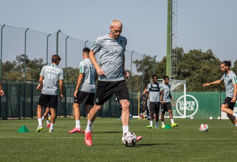 O zagueiro francês Mathieu anuncia sua aposentadoria dos gramados