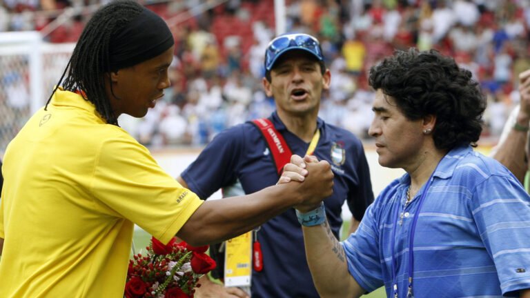 Ronaldinho de volta ao futebol e sendo treinado por Maradona? Entenda