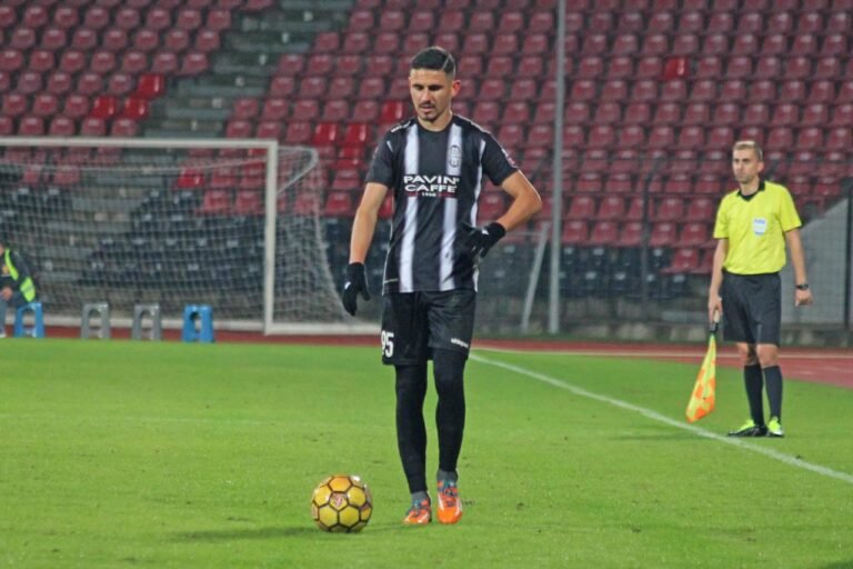 Brasileiro que atua na Albânia comenta sobre retorno dos jogos, sonhos e inspirações no futebol