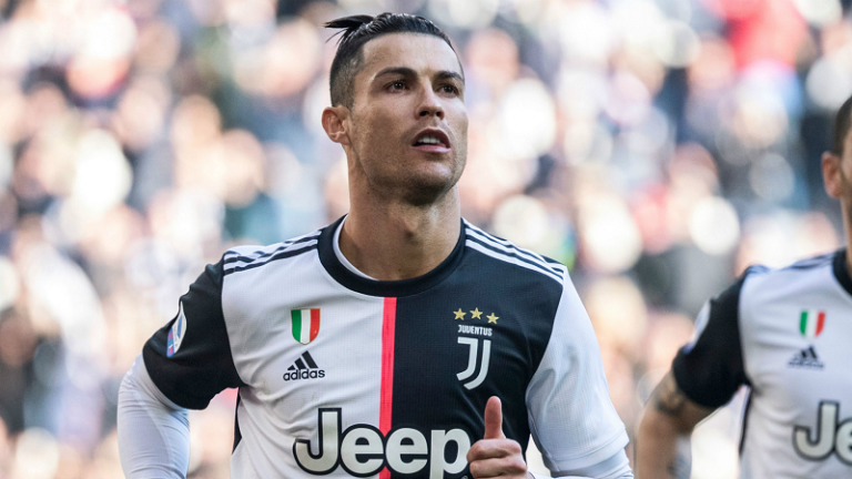 Cristiano Ronaldo doa camisa a leilão