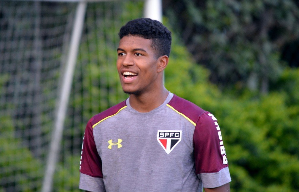 Léo Natel se aproxima de apresentação no Corinthians