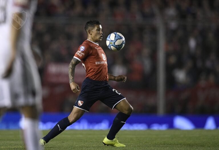 Em negociação difícil, Independiente recusa primeira proposta do Cruzeiro por Lucas Romero