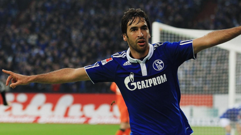 Ídolo no clube, Raúl pode ser o novo técnico do Schalke 04