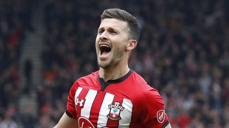 O atacante Shane Long renova vínculo com o Southampton