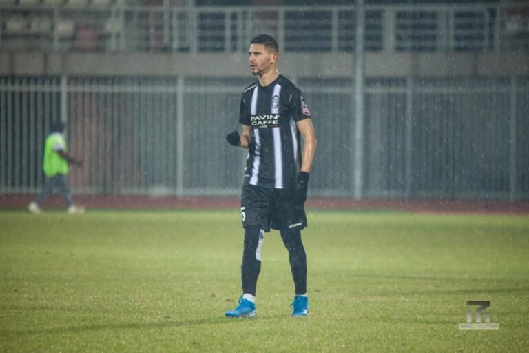 Atacante brasileiro comenta sobre retorno do futebol albanês