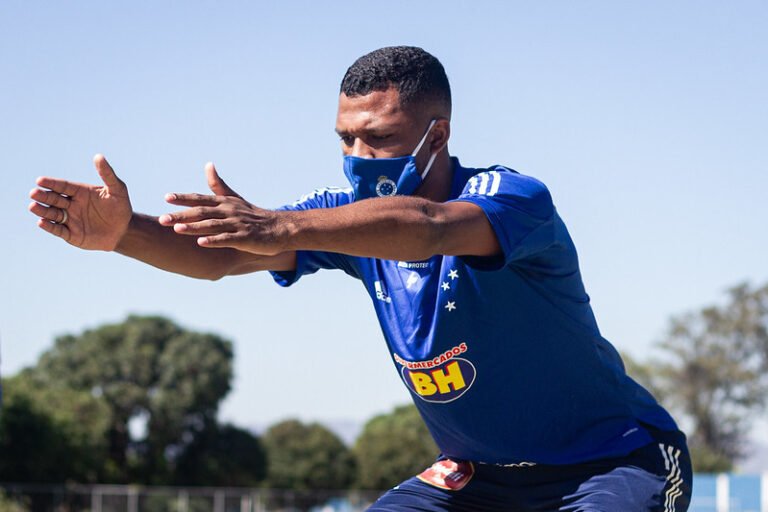 Thiago, que testou ‘inconclusivo’ para covid-19, volta aos treinos