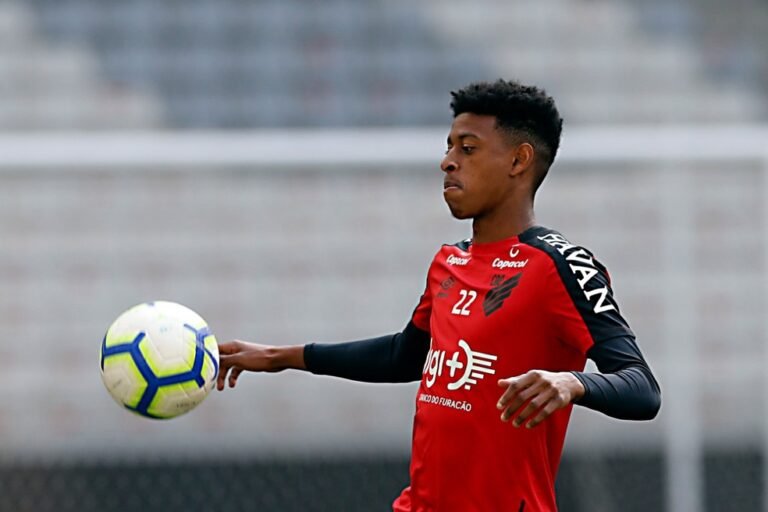 Nice anuncia a contratação do zagueiro Robson Bambu