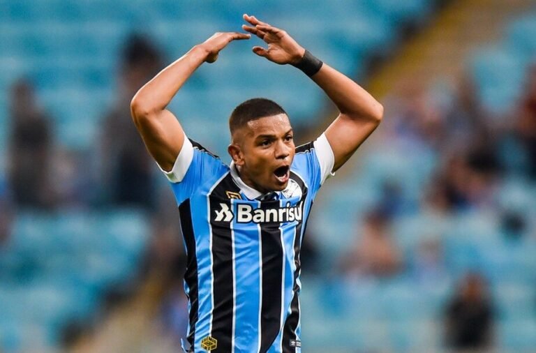 “Um time que quer ser campeão tem de superar tudo isso” alegou David Braz, sobre situação dos gramados