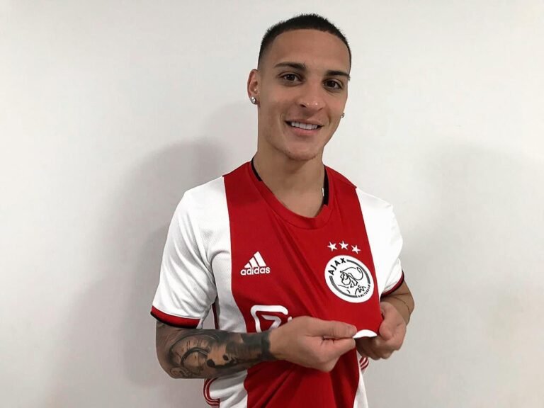 Antony veste camisa do Ajax pela primeira vez