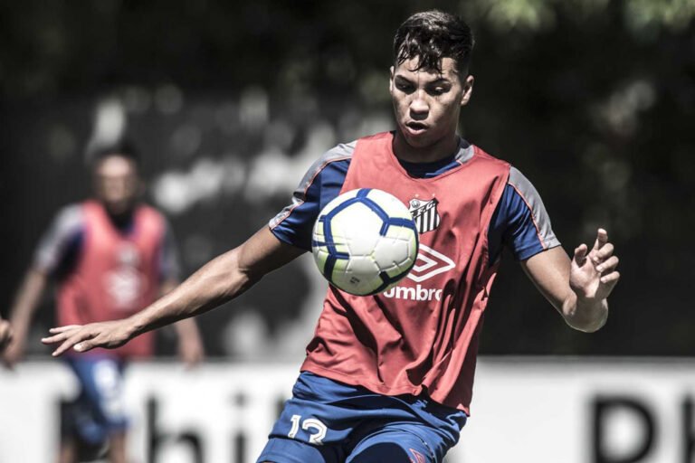 Com mudanças inesperadas, Santos recebe o Santo André na Vila