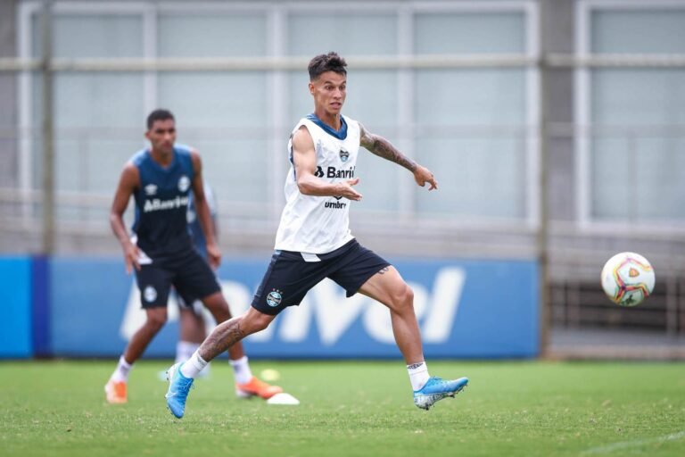 Grêmio mantém Ferreira e inclui promessa da base na lista de inscritos para o Gauchão