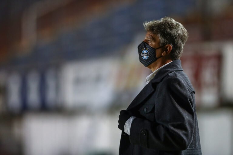 Renato Portaluppi dedica vitória aos profissionais da saúde