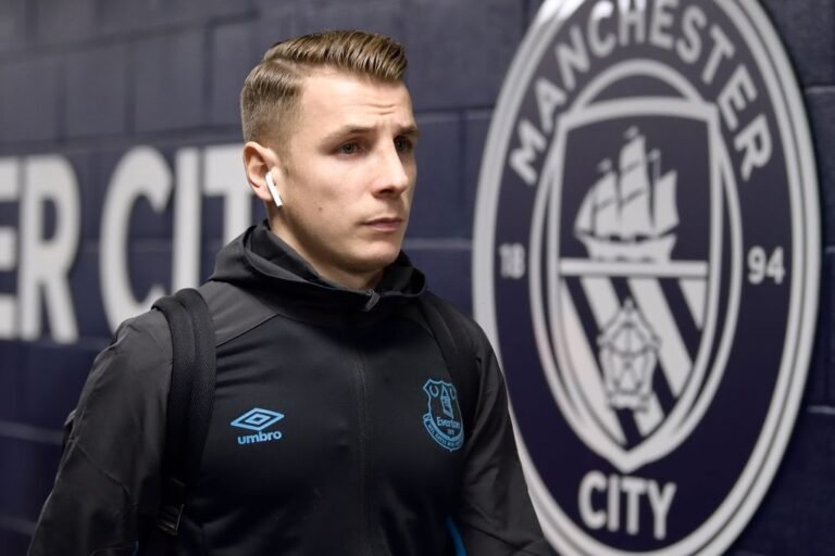 Digne é opção para a lateral-esquerda do Manchester City