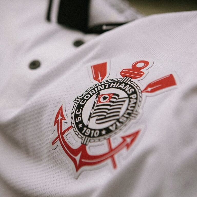 Corinthians lança camisa alusiva ao título brasileiro de 1990; veja fotos