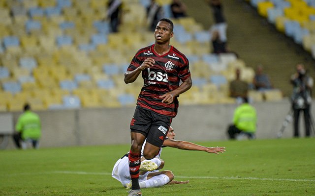 Lucas Silva assina rescisão com o Flamengo