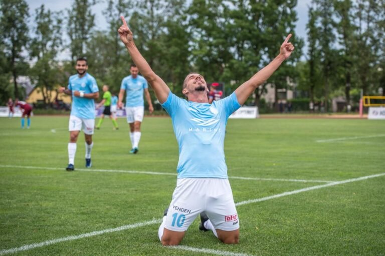 Roger marca, faz assistência e Riga goleia na Letônia