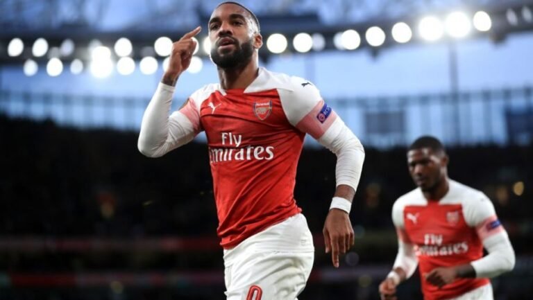 Atlético de Madrid negocia contratação de Alexandre Lacazette