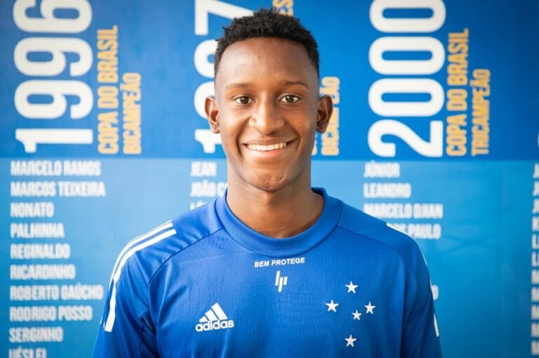 Palmeiras solicita o atacante Iván Angulo e Cruzeiro tenta permanência