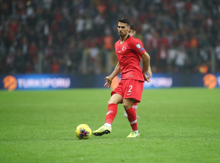 Tottenham e Atalanta têm interesse em lateral-direito do Lille