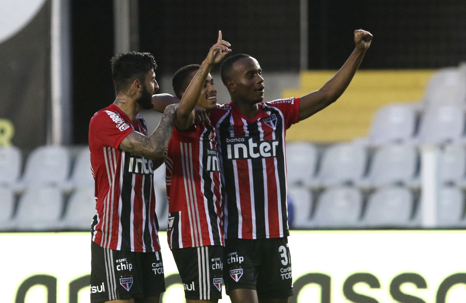 Usando reservas, São Paulo vence Guarani com destaque para Cotia