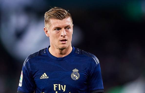 Toni Kroos é o nome que mais acerta passes longos na Europa, com direito a surpresas na lista