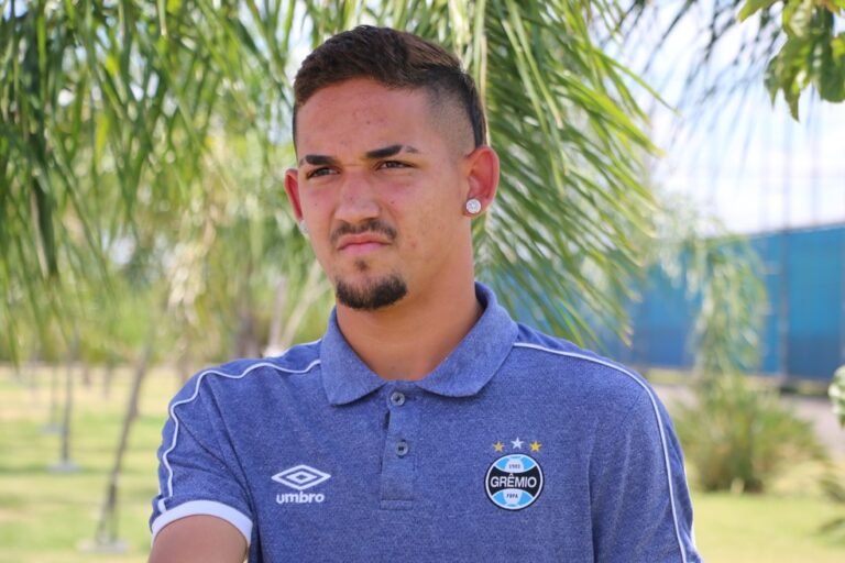 Grêmio negocia empréstimo de Jhonata Robert com time português