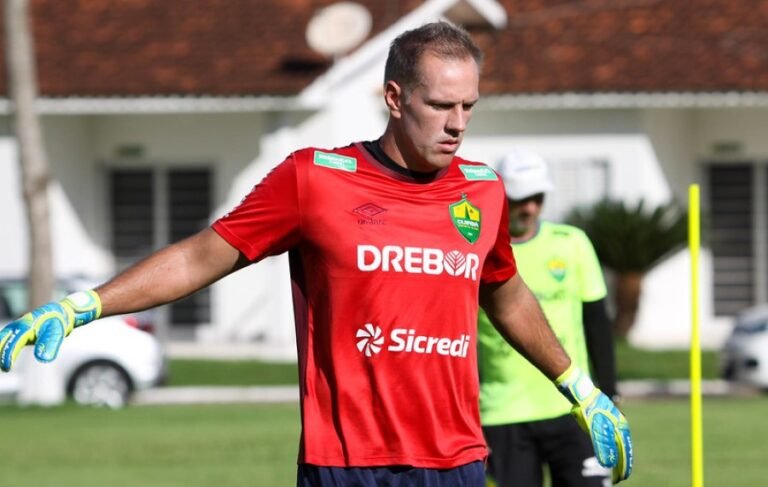 João Carlos revela bom ano do Cuiabá e foco na segunda divisão