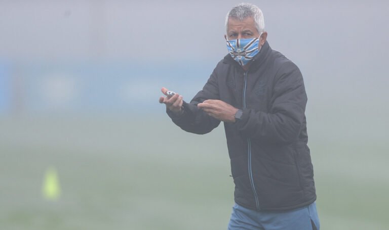 Apesar da chuva, jogadores do Grêmio passam por treinos físicos
