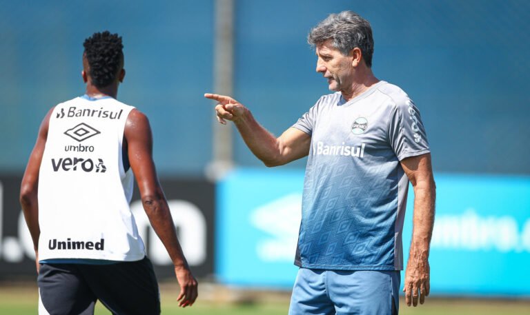 Renato Gaúcho desembarca em Porto Alegre e testa negativo para Covid-19