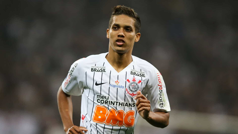 Corinthians quer receber primeira parcela por venda de Pedrinho em Agosto