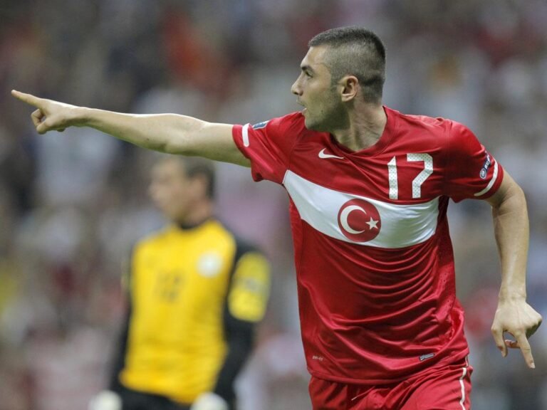 Lille contrata atacante turco para repor a saída de Victor Osimhen