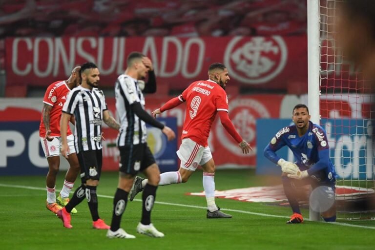 Internacional protagoniza partida e bate o Santos no Beira-Rio