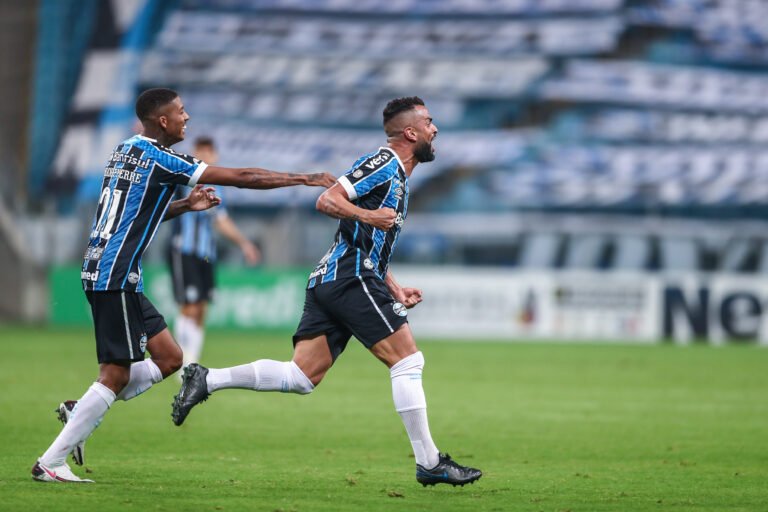 Grêmio encara o Caxias em busca do tricampeonato gaúcho