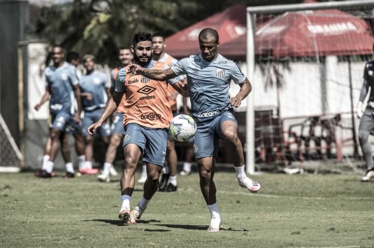 Com novidades, Cuca define Santos para jogo contra o Flamengo