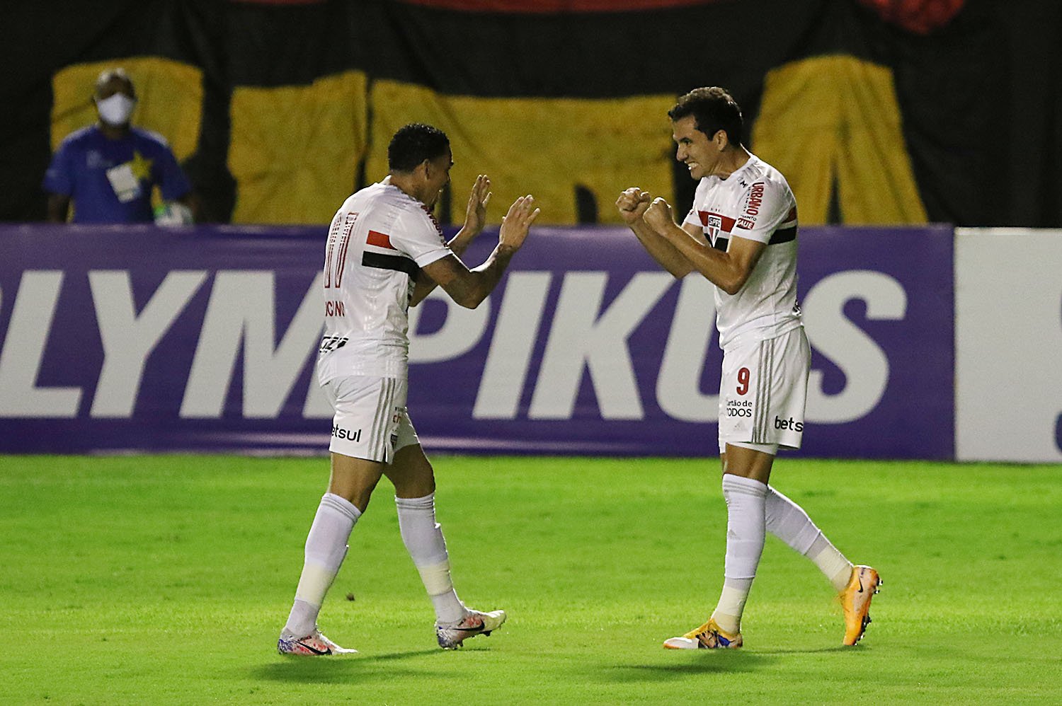 Com Luciano de titular, São Paulo conquista vitória magra