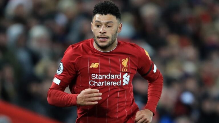 Oxlade-Chamberlain se lesiona e tem chance de perder início de temporada