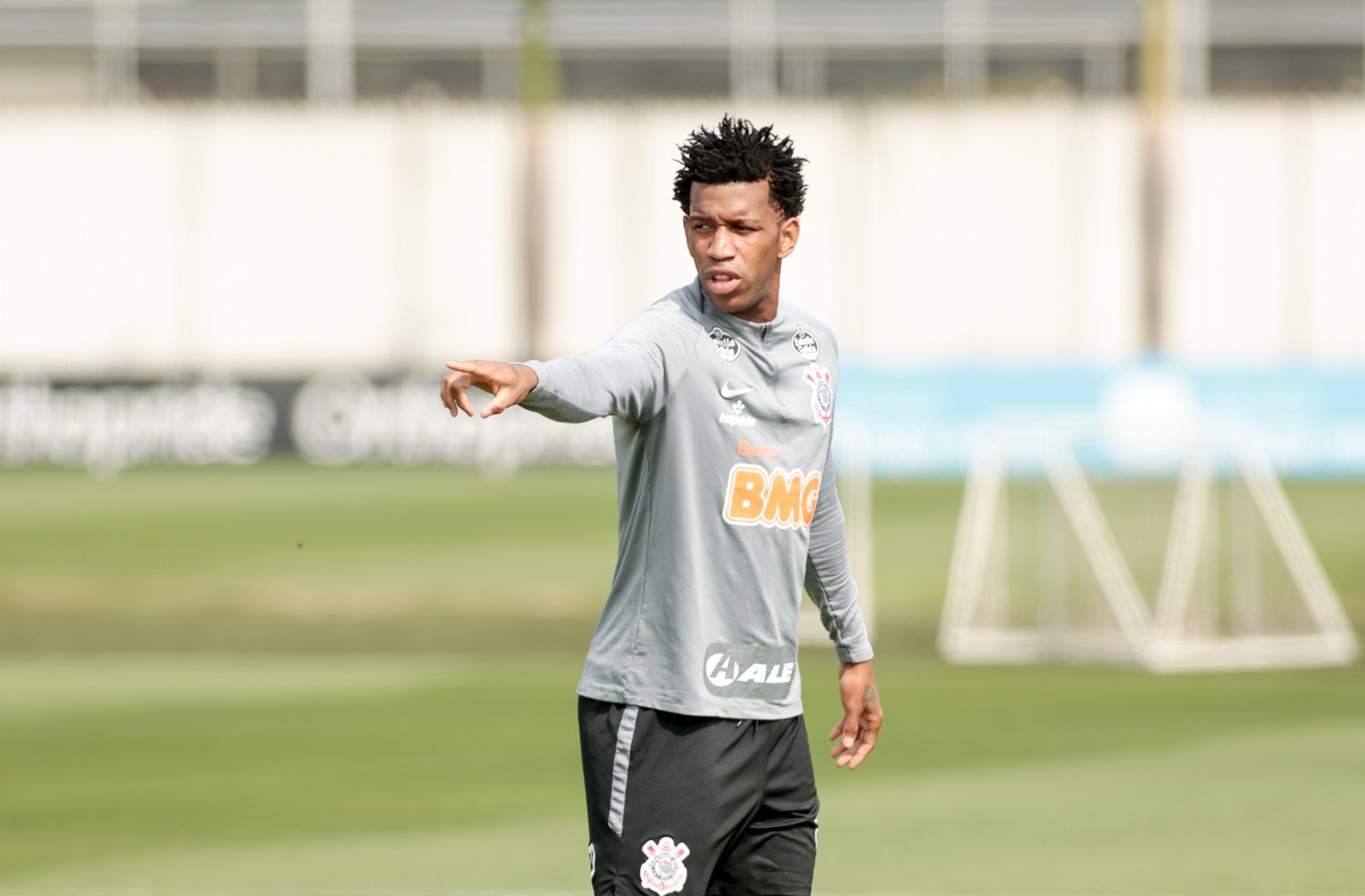 Gil e Léo Natel testam positivo para a Covid-19 e desfalcam Corinthians