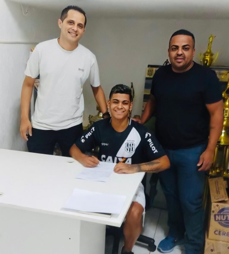 Gustavo Oliveira assina com a Ponte Preta e comemora seu primeiro contrato profissional