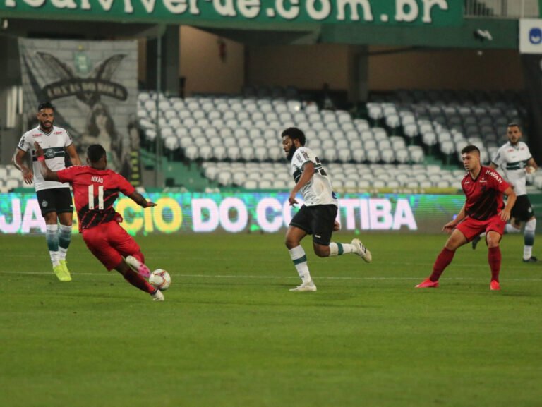 Coritiba tropeça novamente e cede tri-campeonato para o rival