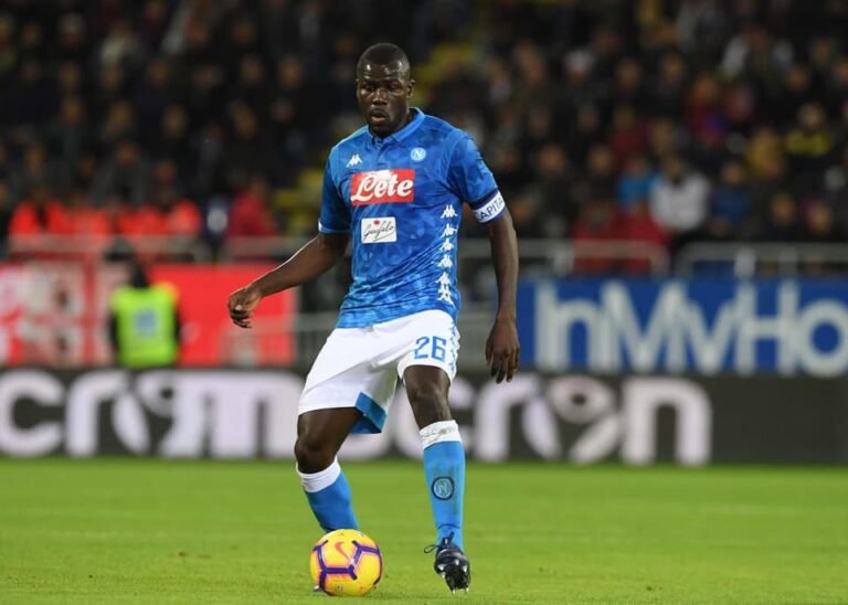 Manchester City segue disposto a contratar Koulibaly, mas operação por Messi pode inviabilizar negociação pelo zagueiro