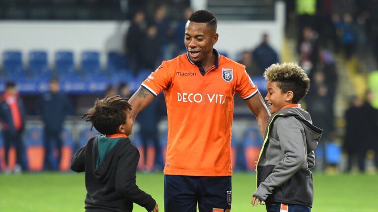 Sexteto deixa o atual campeão turco, após eliminação na Liga Europa, Robinho poderá ser o próximo