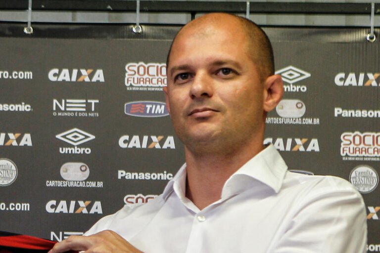 Prestes a estrear no Brasileirão, Santos perde técnico e diretor de futebol