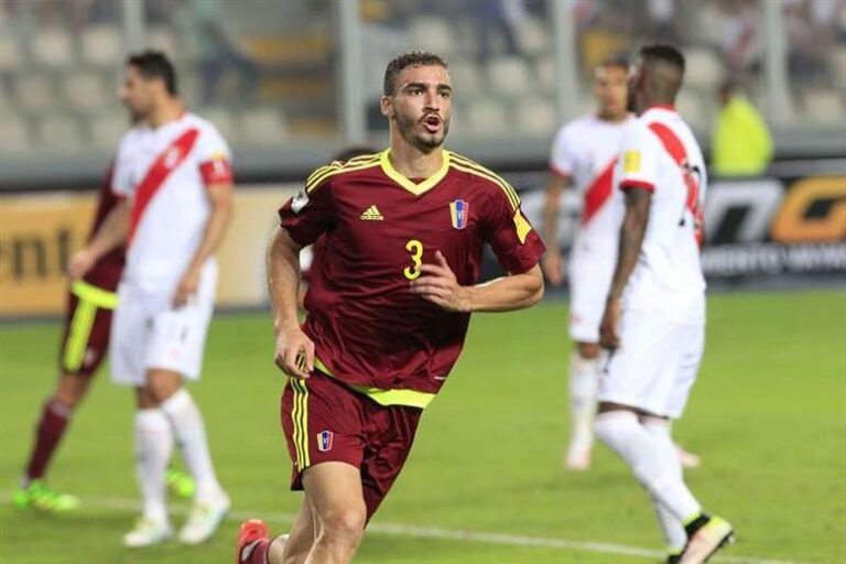 Santa Clara contrata zagueiro do Málaga