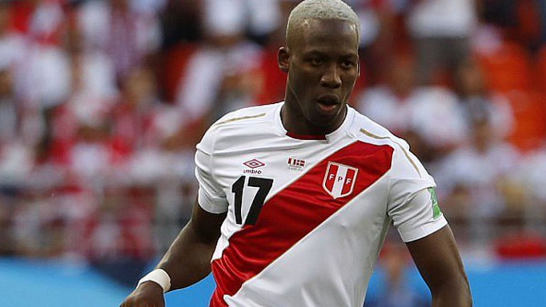 Fluminense observa lateral peruano para o lugar de Gilberto