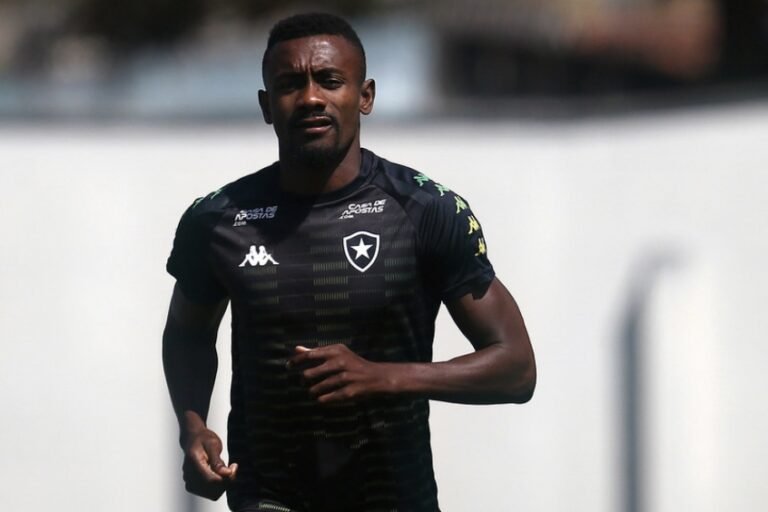 Com nome no BID, Kalou está regularizado para estreia no Botafogo