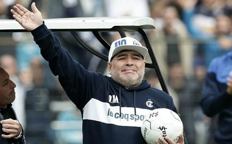 Maradona é o favorito para assumir comando técnico de clube espanhol