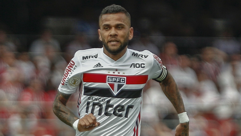 Conselheiros do São Paulo exigem a rescisão do contrato de Daniel Alves, afirma jornalista