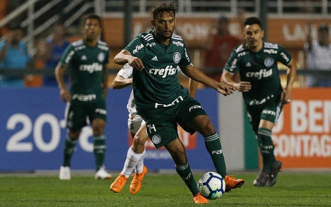 Sem espaço, Gustavo Scarpa vê seu futuro incerto no Palmeiras